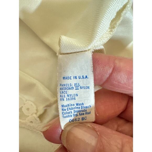 Warner's Frostings Women's Peekaboo Lace Trim Pullover Camisole Top Size M Beige - Picture 6 of 6